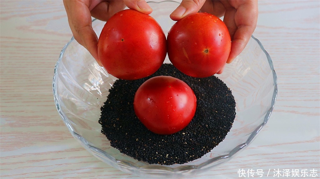 小饼|3个西红柿加1碗芝麻,教你简单又好吃的做法,出锅老公连吃5个