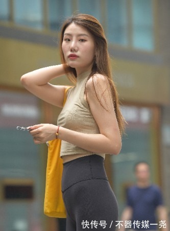 魅力 绿衣美女大秀个人魅力，简洁却个性无比，时髦极了