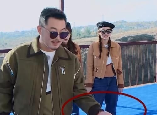 蔡徐坤喊出:有老婆真好,誰注意baby的反應?嘴角隱藏不住的欣喜