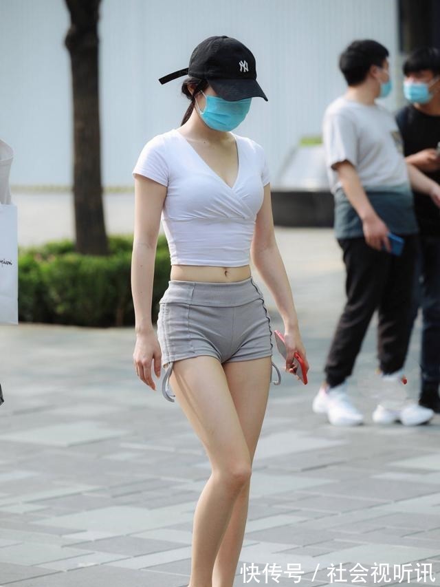 背心 白色背心搭配灰色短裤,对夏季该有的尊重,时髦显身材!