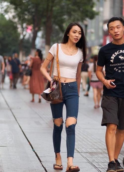 元气|时尚小姐姐穿经典紧身牛仔裤，休闲舒适又时尚，不失元气活力