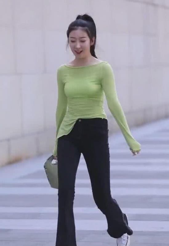 身材高挑|美女梳了一个高高的辫子,长袖上衣配微喇叭裤,在舒适中绽放唯美气息