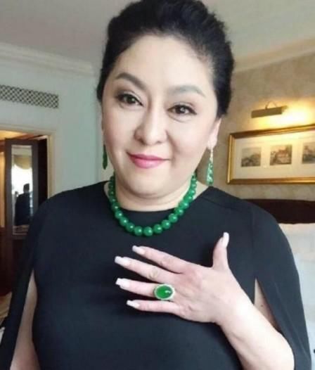 海蓝色$向太的奢华“珠宝收藏”,8600万项链是日常,这应该是鸡蛋