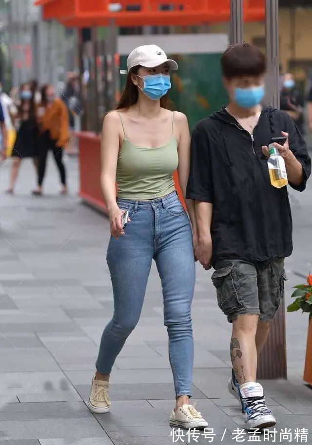 通勤装 日常通勤也要时尚有个性,草色吊带背心+牛仔裤,穿出清新迷人范