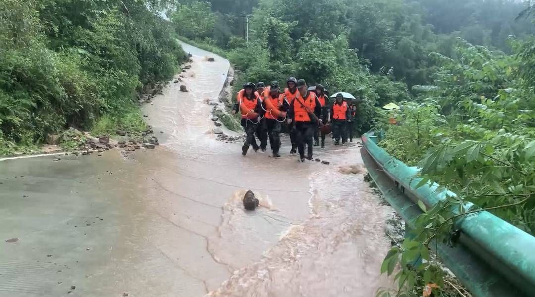 救援|四川南充强降雨致人员被困 武警官兵抢险救援