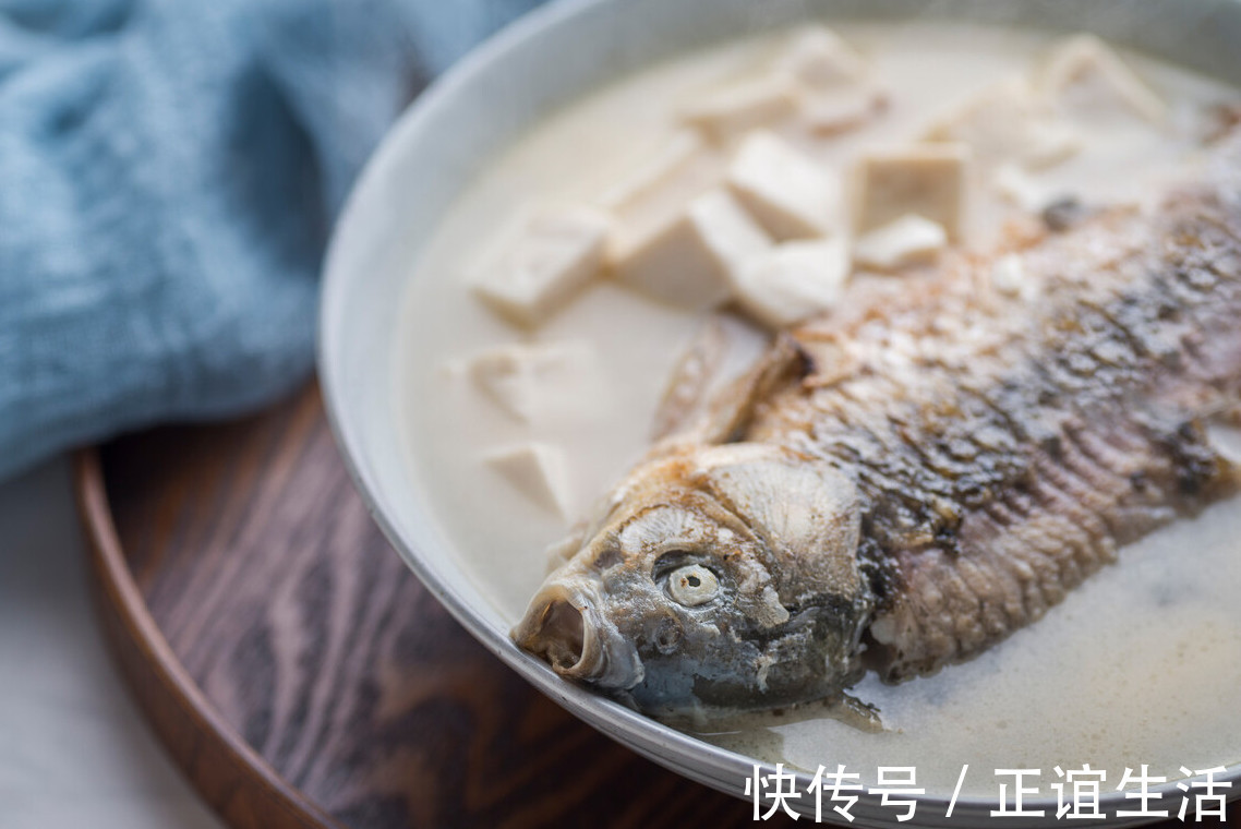 dh不管炖什么鱼,这2味料不能放,不然鱼腥味变重,鱼汤不白也不鲜