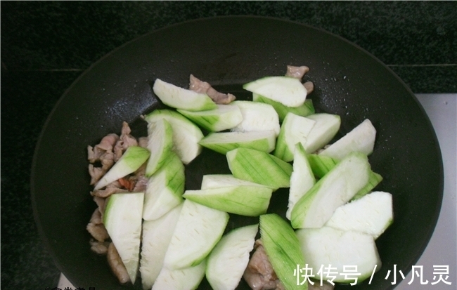 补水|进入深秋,我家三天两头喝这碗汤,十多块钱煮一锅,去燥润肌肤