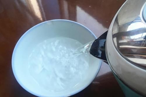 早起喝水能养生,白开水、柠檬水、蜂蜜水和盐水,早上喝哪个好?