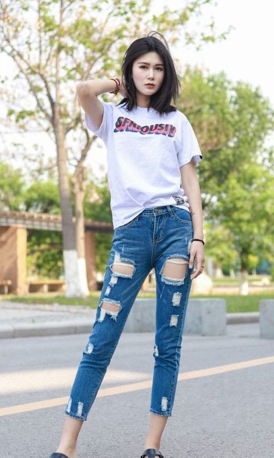 街拍肤|街拍肤白貌美的小美女,五官精致,比心的动作很俏皮