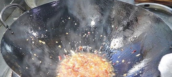 水煮肉片怎样做才好吃大厨教你小技巧，肉片滑嫩鲜香，开胃下饭