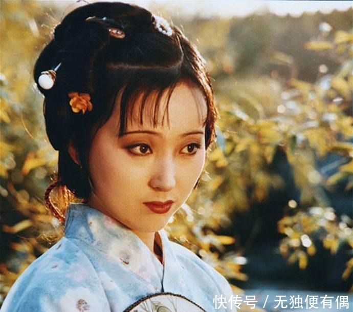 每月只有二两月钱的黛玉, 怎么做到随手赏人的!