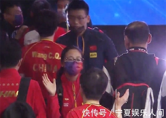 混双|混双8人获奖7个是华人!播放我国国歌时,张本智和第一个脱帽致敬