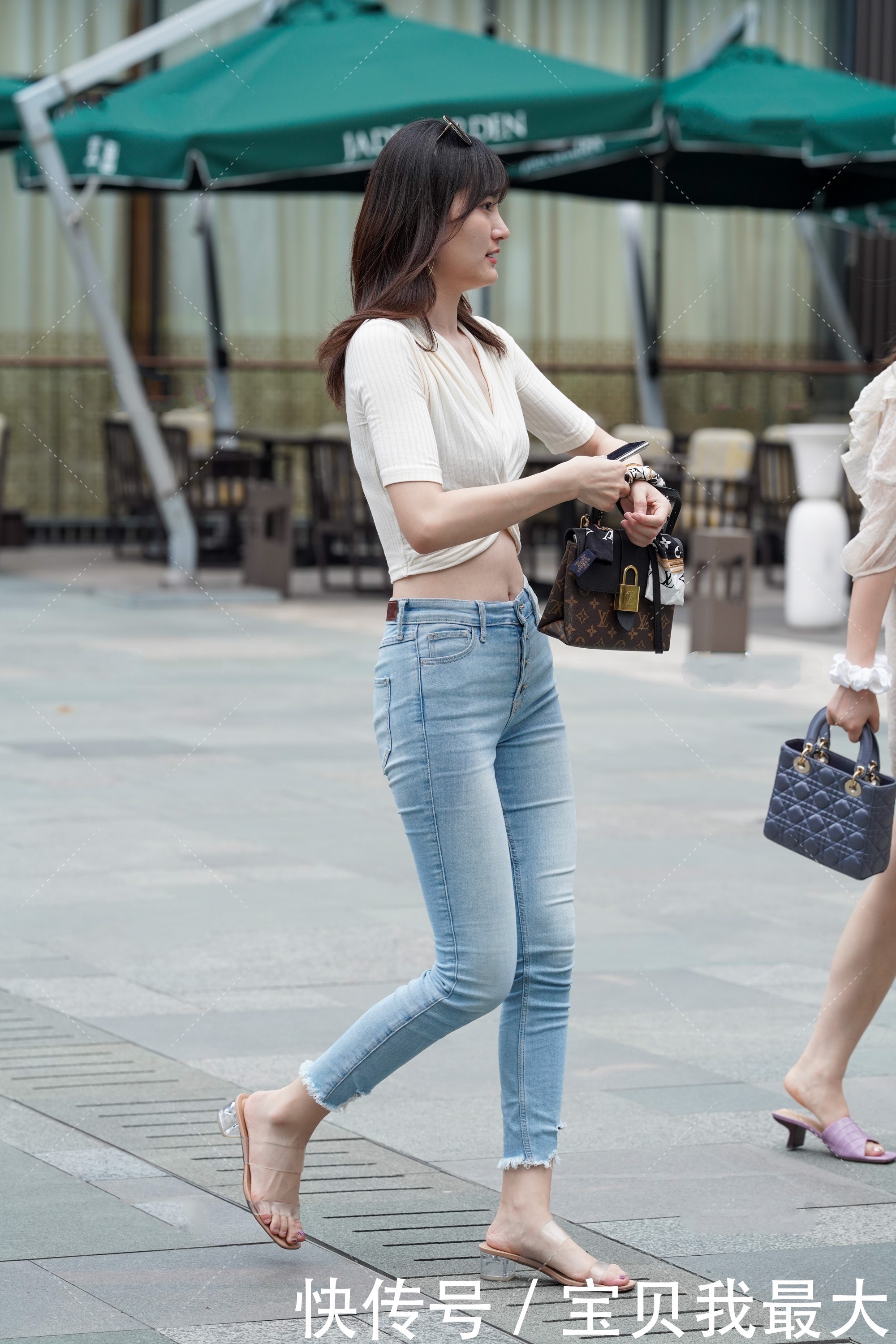 好看|夏季常见穿衣搭配短袖和牛仔裤,简单又好看