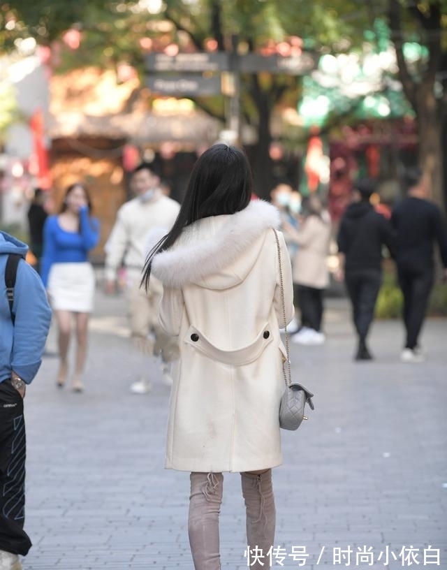 搭配 秋冬选择纯白色棉大衣，搭配粉色时髦吊带，展现魅力十足，减龄又实用