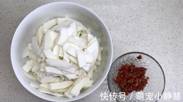这种水果,皮比肉宝贵多了,可惜很多人不知,总把它当垃圾丢