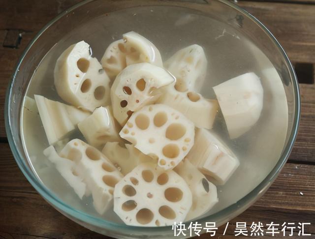 莲藕汤|炖莲藕汤为啥总发黑?大厨教我1招技巧,莲藕鲜香软烂,色泽白净