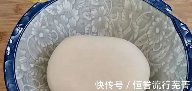 面食|家人爱吃的面食,上锅烙一烙,金黄酥脆条层次多,比包子油还好吃!