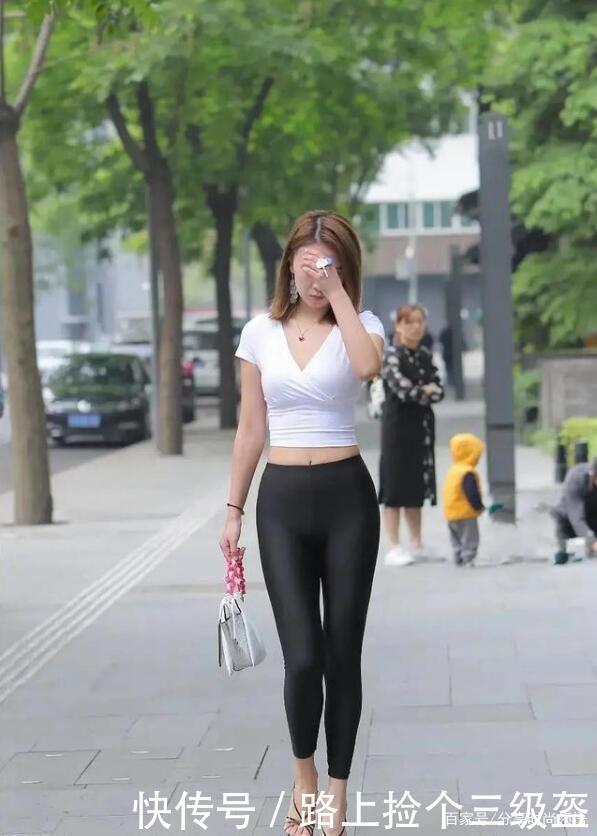 随意自然的打底裤,呈现的美感不言而喻,就看你是否喜欢选择它