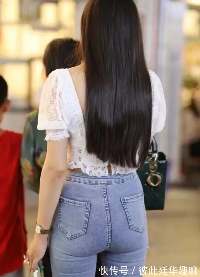 穿搭|牛仔裤穿搭美女披上优雅独特的气氛，呈现出美丽气质