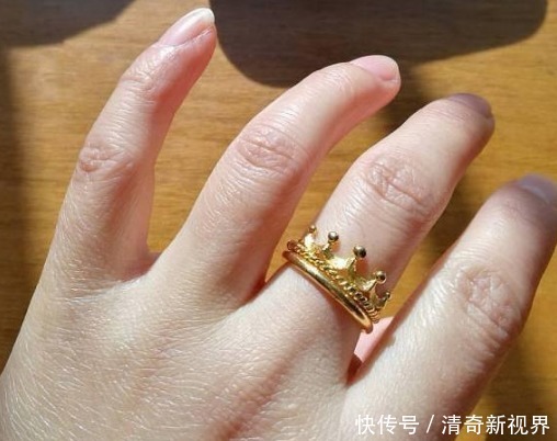 右手|“黄金戒指”是戴左手,还是右手有些人总乱戴,闹笑话了!