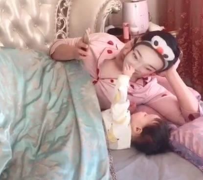 宝妈|妈妈加夜班,但宝宝看不见妈妈就哭闹,爸爸的做法让网友们们笑喷