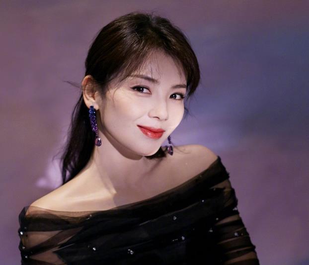 金鹰节颁奖晚会错误频出,刘涛念错词主持有点尬,赵丽颖走错舞台