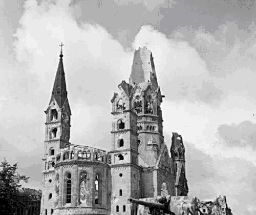 伞兵|凭实力装死:二战伞兵跳伞失误被挂教堂上,没想到一挂就是76年