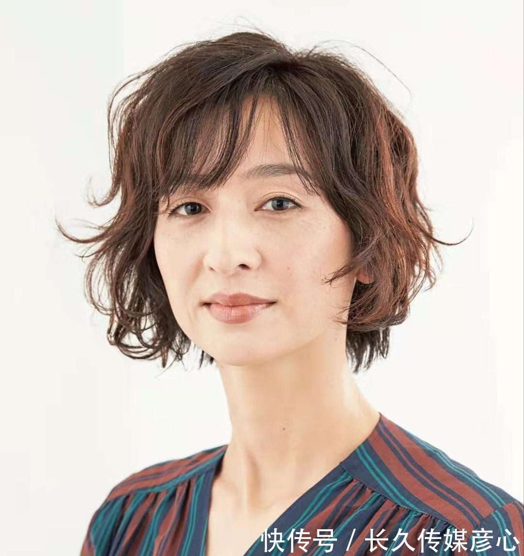 卷发|若你今年过了45,这3种“大妈发型”尽量少留,容易显老还伤发