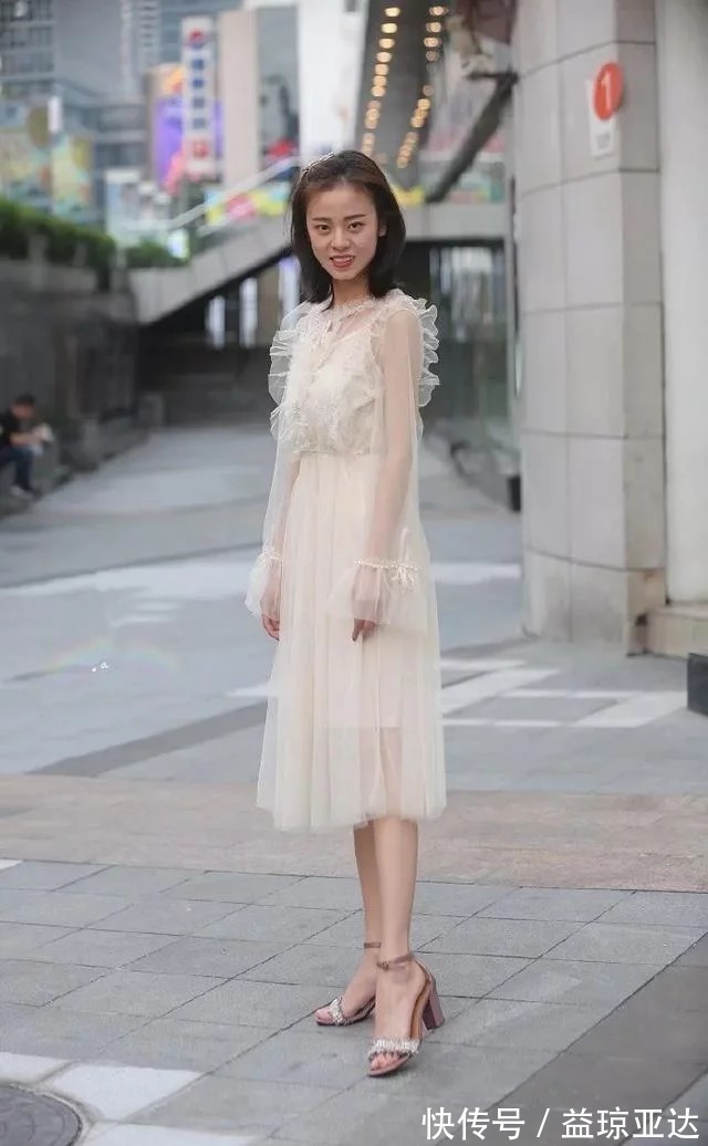 美女|街拍穿黑丝的美女,利落短发,小美女特别吸引眼球