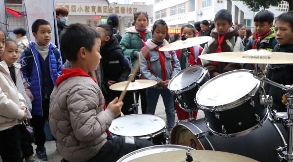 架子鼓|氛围拉满！一群小学生围着架子鼓合唱！贵州这群小朋友“火了”