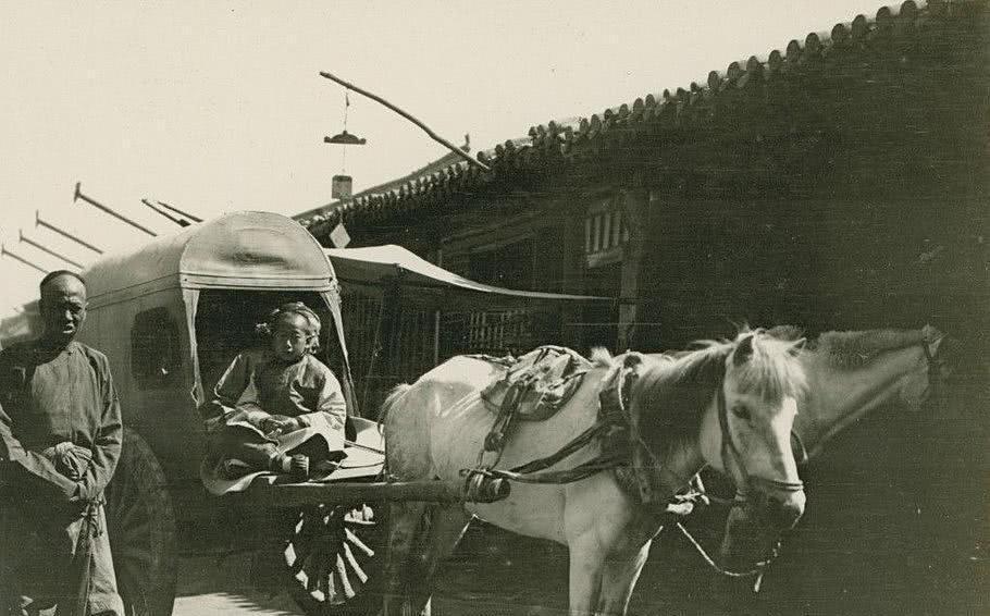 清末|一组清末老照片图3九龙壁前荒草丛生,图4夏天马车运冰块