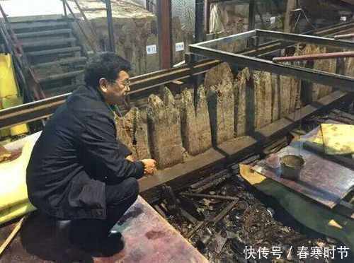 盗墓贼手搭凉棚,深挖15米出现“水墓”,见到古董也不敢拿