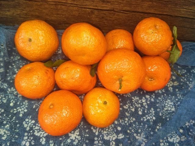 买砂糖桔时，选皮厚的还是薄的？教你3招，选出的桔子又甜又多汁