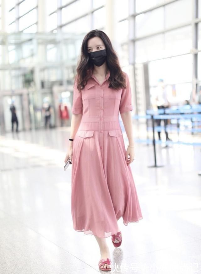 时尚达人|张萌真不把自己当老板娘,穿粉色衬衫裙配拖鞋,穿得有点随性了