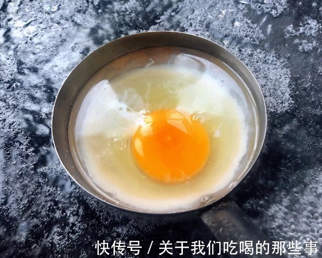如何煮出完美荷包蛋？分享3种做法，个个圆润光滑，不散花不起沫