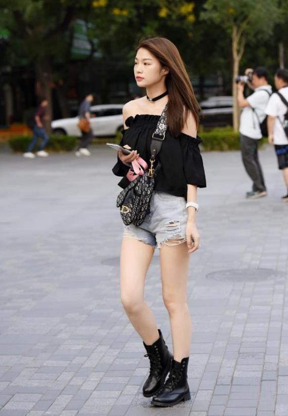 街拍：青春有活力的美女，长相靓丽气质不错，真的吸引眼球