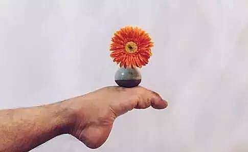 微循环|睡前足背拉一拉，通经活络，比按摩有效，方便还好学！