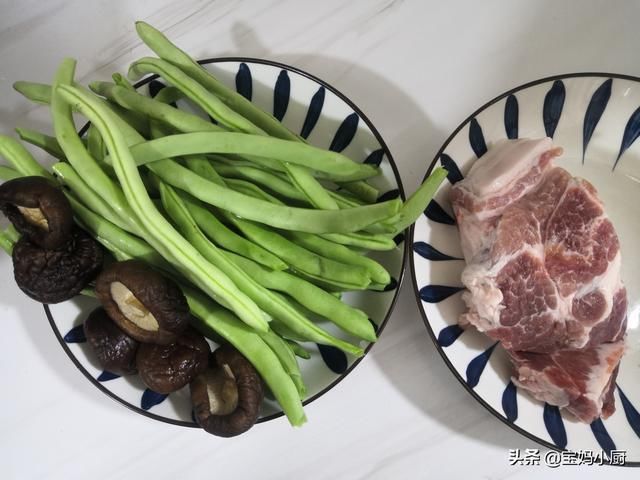 焖饭|夏季厨房热，宝妈给家人做营养一锅出，有肉有菜有主食，太香了