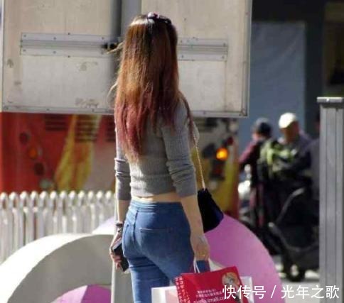 牛仔裤穿搭更显时尚韵味, 轻松穿出迷人的线条感！