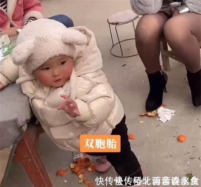 回到老家|双胞胎宝宝分开养,城里妈妈带的还不会走,乡下奶奶带的撵着鸡跑