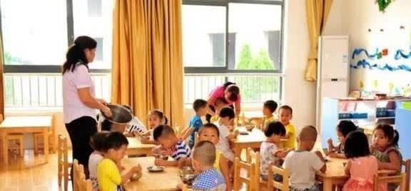 放学|“不想尿尿”,3岁女儿放学后一直抓着裤子,脱下裤子后妈妈泪目