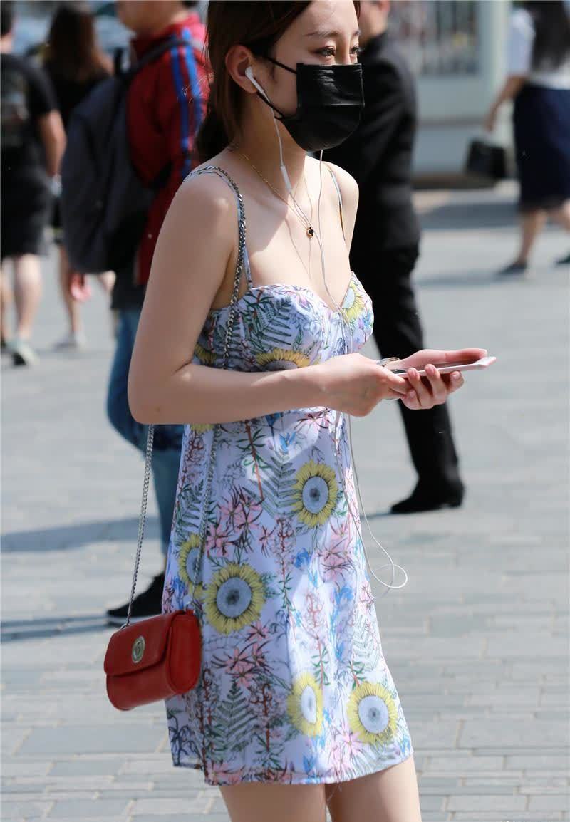 小吊带!低胸小吊带, 水墨山水画, 肤光胜雪, 双目犹似一泓清水