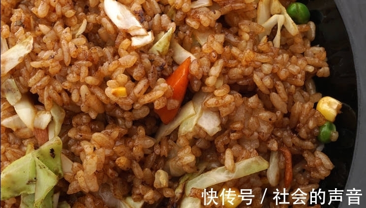 搅拌均匀|酱油炒饭，要想颜色红亮味道香，米饭粒粒分明，还得多做这一步