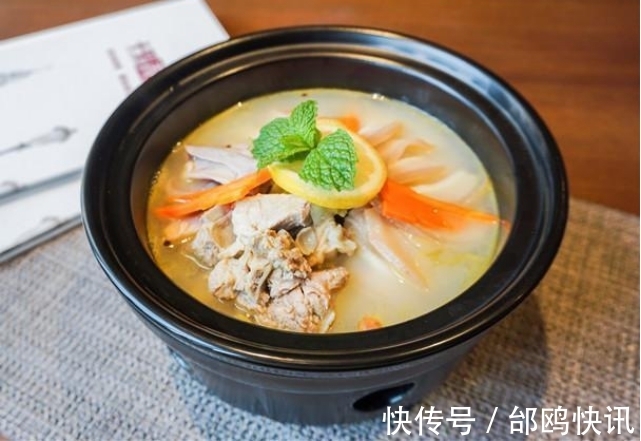 猪肚排骨煲|美食看看蘑菇胡萝卜汤、五香素鸡、猪肚排骨煲、蛋黄焗苦瓜