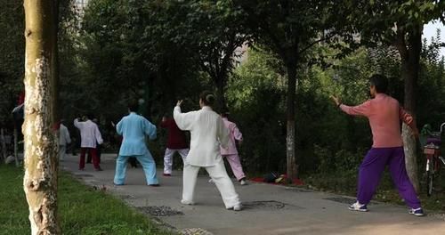 心脑血管|年龄偏大的人易患高血压,这3种运动别做,这2种运动很适合