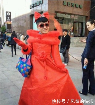 |搞笑gif:哥们犯啥滔天大罪了,被你老婆带出来游街示众!