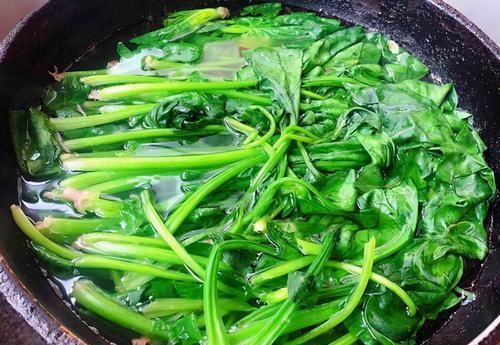 人到中年推荐常吃3种食物，补血益气，滋阴润燥，排出子宫污血！