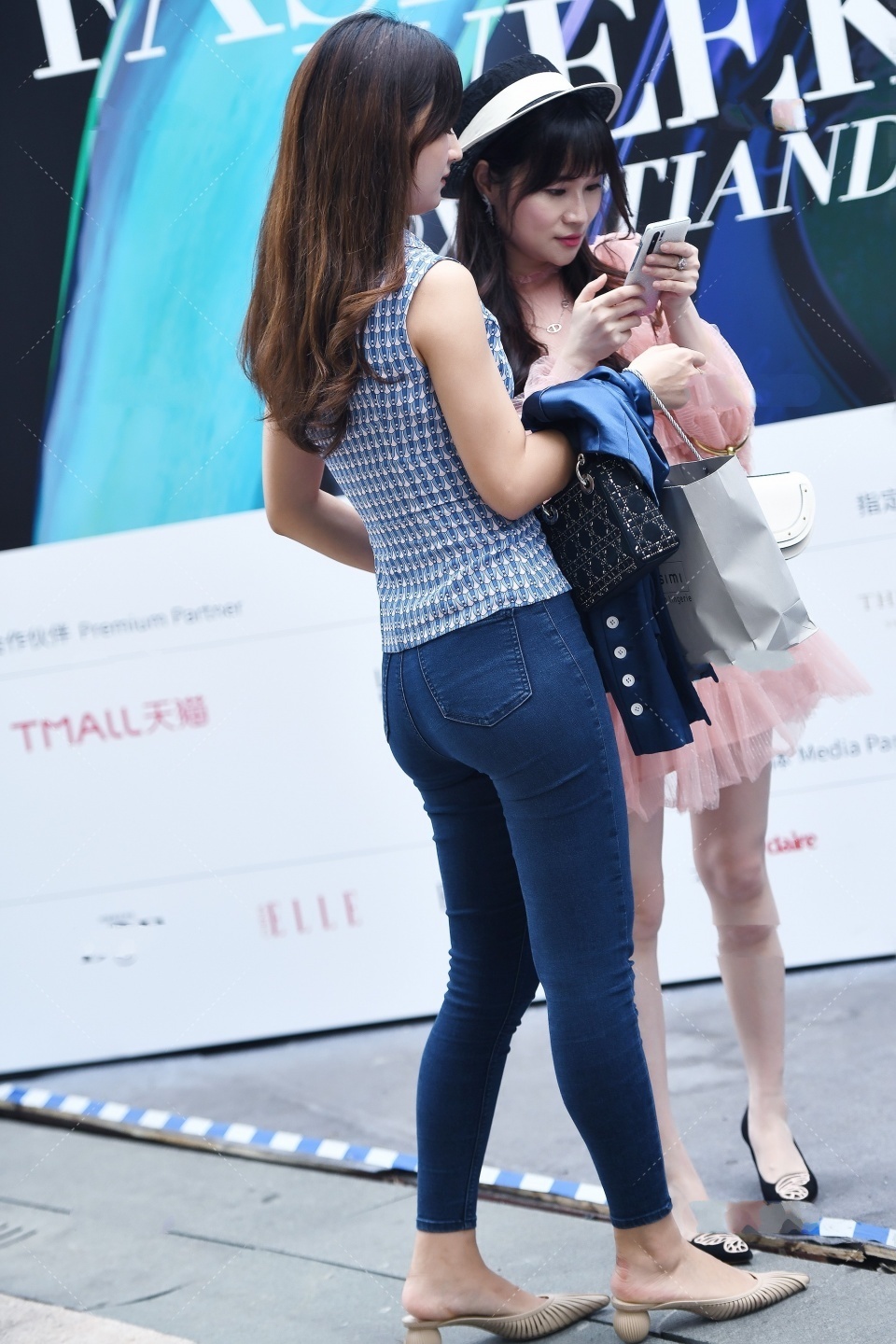 显得|美女街拍:深蓝色丝绸西装外套,搭配蓝色牛仔裤,时尚优雅