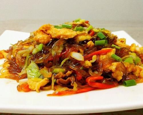 美食推荐：泡椒鱿鱼，回锅月牙骨，炝拌土豆丝，包菜炒粉丝的做法