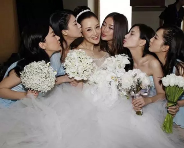 因婚纱设计被关注,诸多女星的好友,兰玉到底有多大魅力?